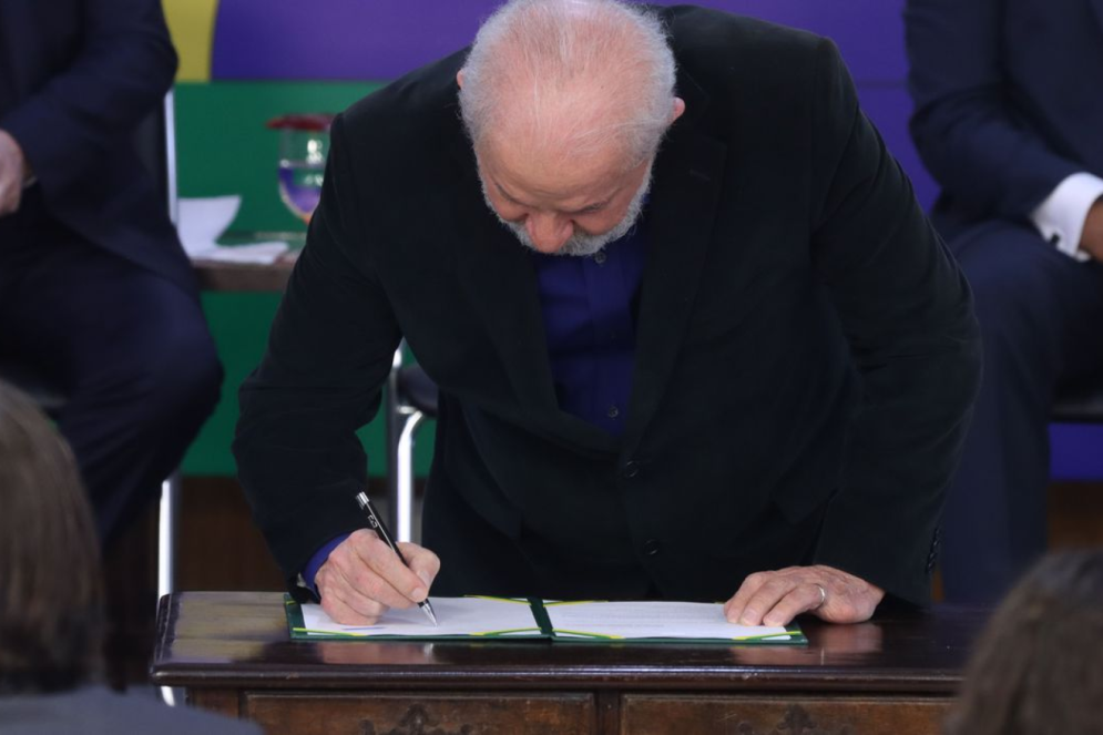 O presidente Luiz Inácio Lula da Silva assinou projetos que preveem a taxação de fundos de "super-ricos"(Foto: Valter Campanato/ Agência Brasil)