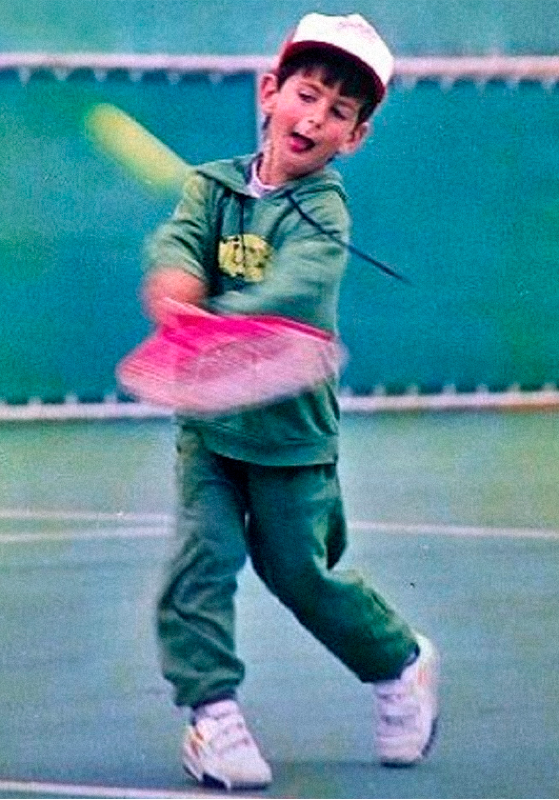 Djokovic durante primeiros treinos de tênis, quando criança. Imagens viralizaram nas redes sociais após a conquista de seu 24º Grand Slam(Foto: Arquivo pessoal)