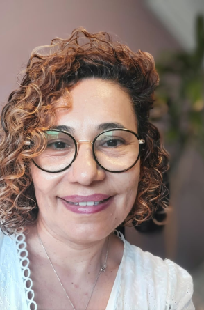 A psicóloga clínica Aparecida Estanislau é mestranda em Antropologia pela UFC/Unilab e pesquisa temas como feminismo negro, violências familiares e artepsicoterapia.(Foto: Acervo pessoal/Aparecida Estanislau)