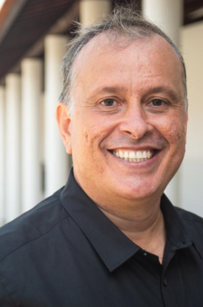 O diretor do Campus de Itapajé, professor Márcio Veras Corrêa, foi reconduzido ao cargo pelo reitor Custódio Almeida(Foto: Viktor Braga)