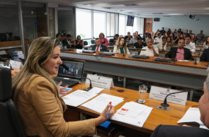 Senadora Augusta Brito (PT-CE) presidiu a sessão que analisou a situação dos bancários no Brasil