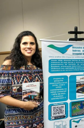 A professora e pesquisadora Natallya Levino é autora do livro "A cidade engolida: uma discussão inicial do afundamento dos bairros pela extração de sal-gema em Maceió/AL"(Foto: Natallya Levino/Acervo pessoal)
