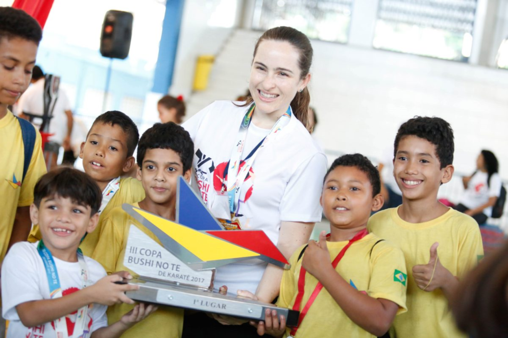 Bia Fiuza e alunos durante competição estadual de karatê em 2017(Foto: Arquivo pessoal)