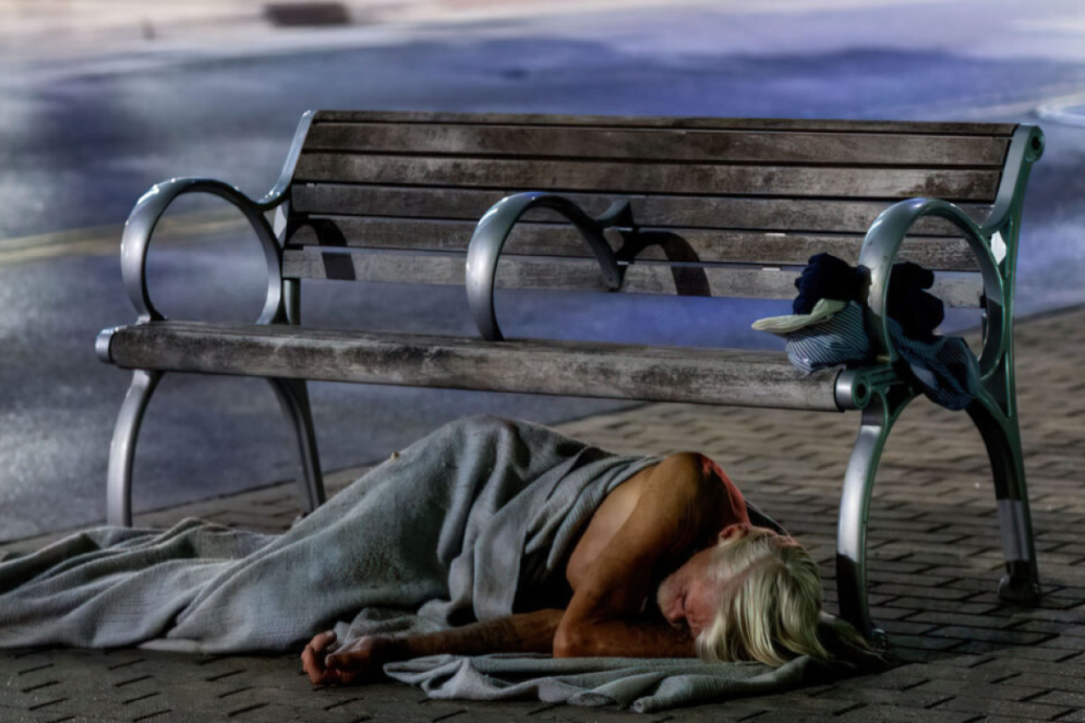 Divisórias nos bancos restringem o uso e impedem que pessoas em situação de rua possam utilizá-los para descansar(Foto: Reprodução/Flickr)