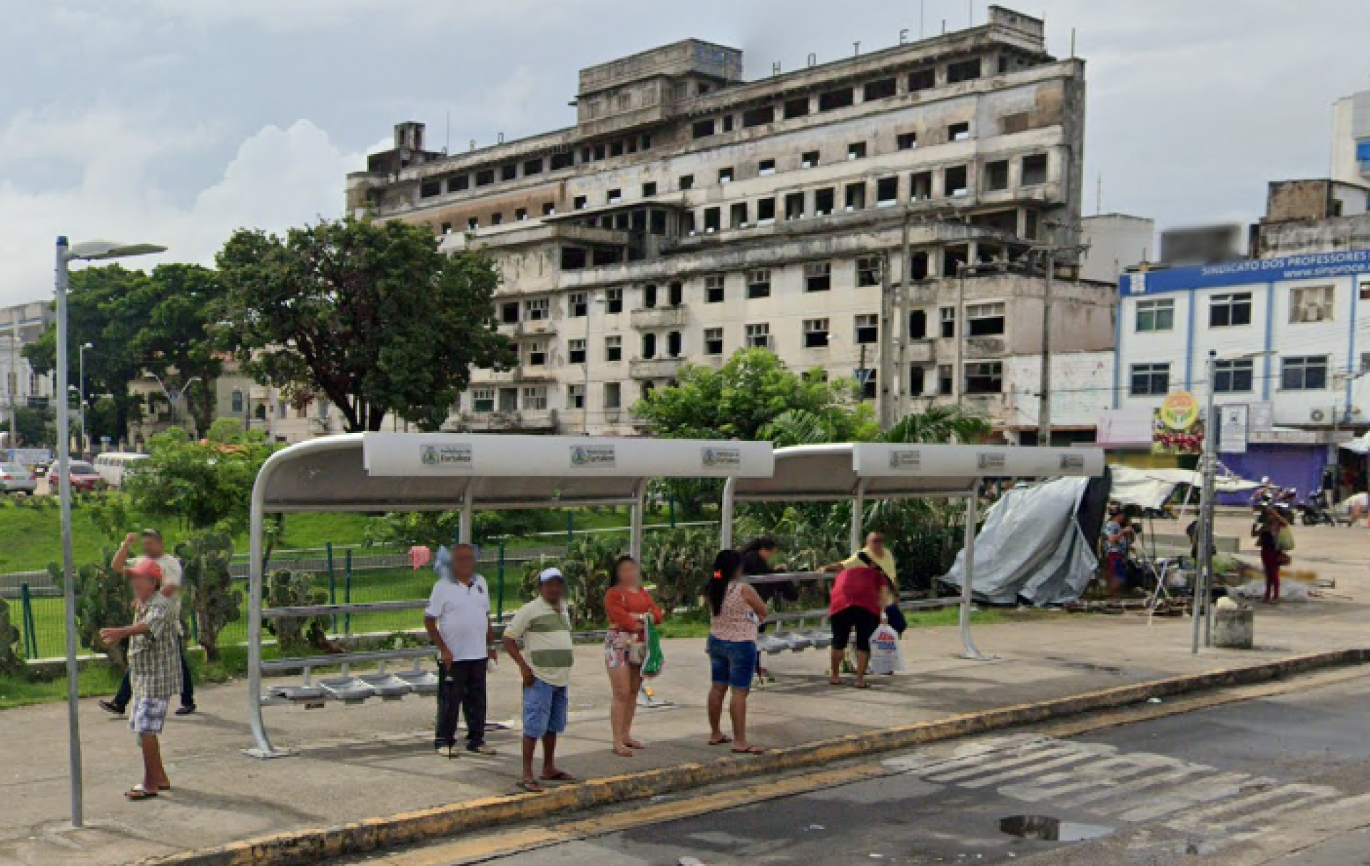 Centro de Fortaleza: paradas de ônibus com bancos projetados para sentar e grades desenhadas para proteger a praça são tachadas de hostis pelos críticos (Foto: Reprodução/Google Maps)