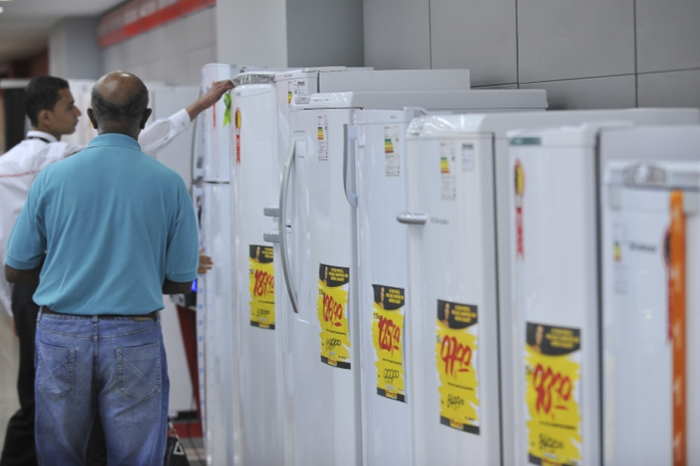 Duas pessoas observam em uma loja uma fila de geladeiras brancas em exposição(Foto: Fábio Rodrigues/Agência Brasil)