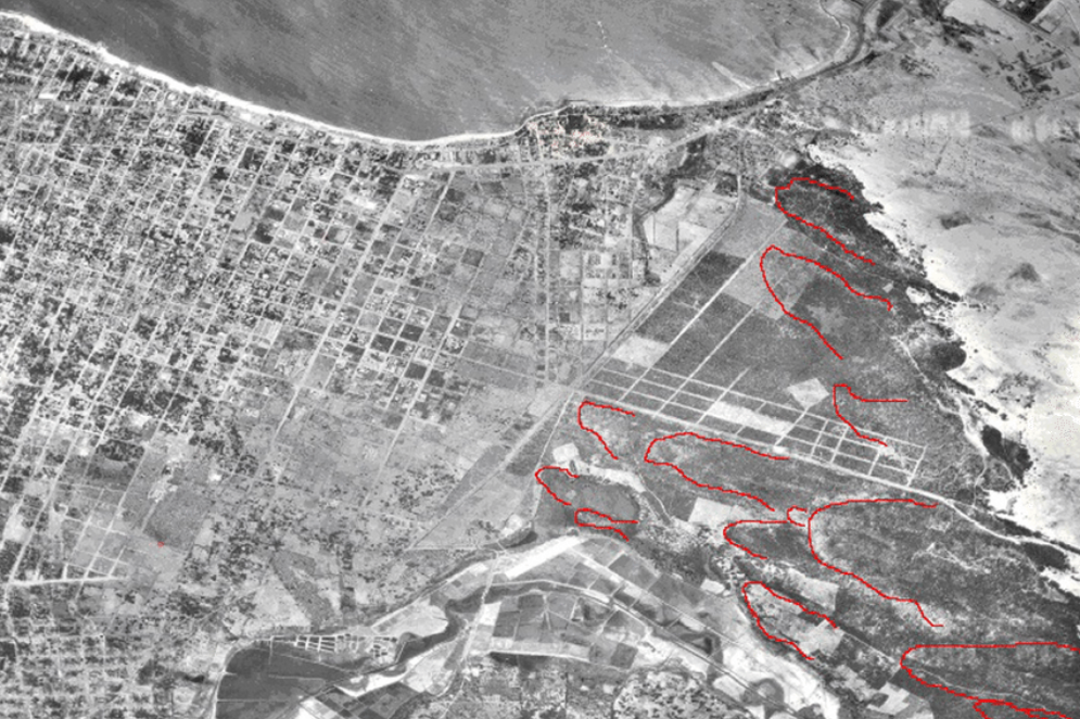 Campo de dunas parabólicas 'hairpin' no segmento leste de Fortaleza. As dunas estão identificadas através das linhas em vermelho. Fonte: Foto aérea da empresa Cruzeiro do Sul, de 1968. (Foto: Reprodução/Cruzeiro do Sul)
