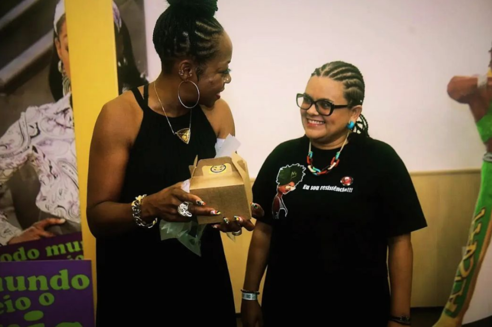 Roberta Sâmya entregou uma de suas criações para a atriz Tichina Arnold, a qual interpreta a icônica Rochelle da série Todo Mundo Odeia o Chris(Foto: Arquivo pessoal)