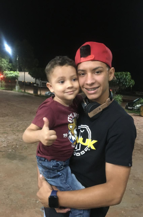 Douglas e seu filho Dylan moram em Tianguá, na Serra da Ibiapaba, no Ceará(Foto: Arquivo pessoal)