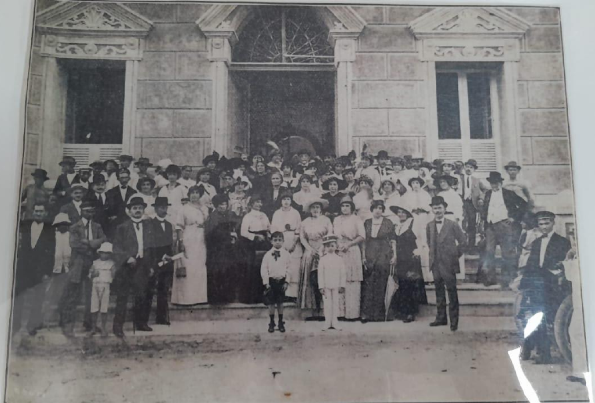 Ato da inauguração da Maternidade Dr. João da Rocha Moreira em 19 de março de 1915. Fachada da Santa Casa, em cuja dependência cedida pela mesa passou a funcionar a maternidade (Foto: Acervo da Santa Casa de Misericórdia)
