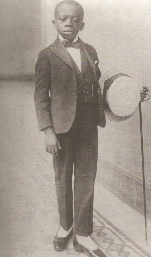 Em 1926, quando tinha cerca de 11 anos, Otelo já integrava uma companhia teatral (Foto: Marly Serafim e Mário Franco / Reprodução)