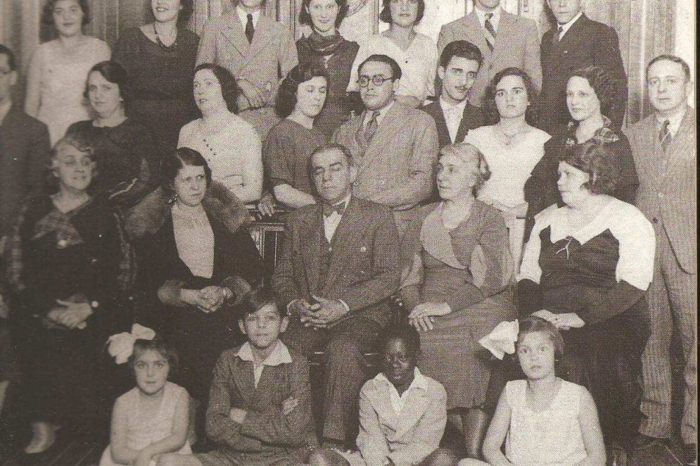 Otelo teve os Queiroz como tutores durante um período de sua adolescência, e era considerado "quase da família"; a situação é descrita por especialistas como uma herança da sociedade escravocrata(Foto: Marly Serafim e Mário Franco / Reprodução)