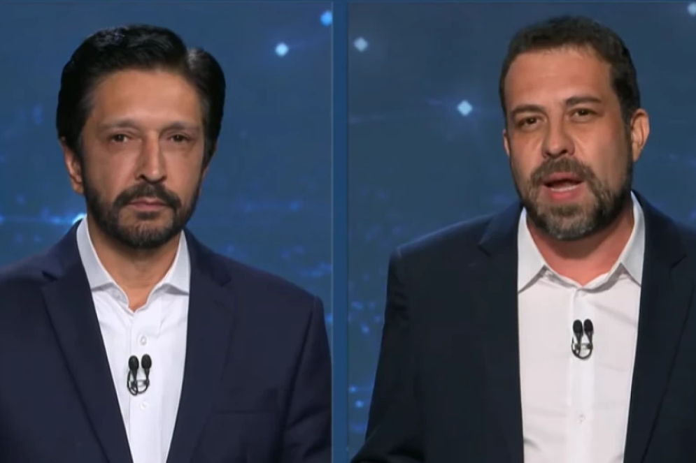 Nas redes sociais, eleitores comentaram sobre a mudança no estilo de Guilherme Boulos, que apareceu com roupa idêntica a do adversário Ricardo Nunes no debate da Bandeirantes(Foto: Reprodução / Bandeirantes)