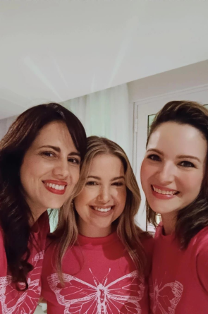 Andressa Gurgel, idealizadora do OncoFriends, ao lado direito, com amigas que esteve no início desse processo. (Foto: Arquivo Pessoal )