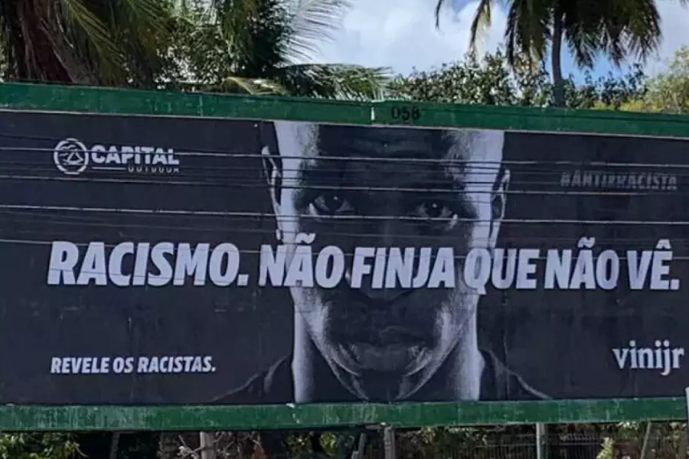 No Dia da Consciência Negra de 2023, Vini Junior lançou uma nova ação em prol de combater este preconceito, espalhando outdoors alertando sobre o racismo(Foto: Vini Jr / Instagram)