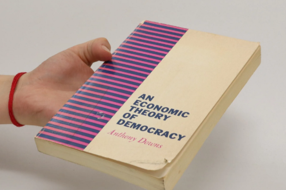 An Economic Theory of Democracy é um tratado de economia escrito por Anthony Downs, publicado em 1957. O livro estabeleceu um modelo com condições precisas sob as quais a teoria econômica poderia ser aplicada à tomada de decisões políticas não relacionadas ao mercado(Foto: Knihobot / Reprodução)