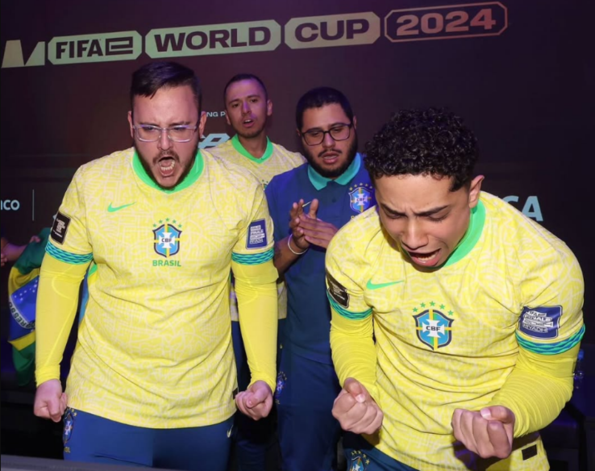 João Victor comemora vitória da seleção brasileira na semifinal da Copa do Mundo de futebol virtual ao lado do companheiro de equipe Gui Fera (Foto: FIFAe)