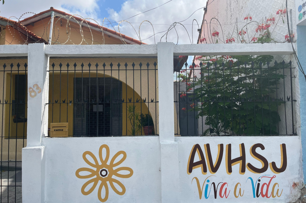 Trecho da fachada da sede da AVHSJ, no bairro Parangaba. A pintura recente atraiu olhares de pessoas interessadas no trabalho da Associação, segundo a presidente Nazaret(Foto: Karyne Lane/O POVO)