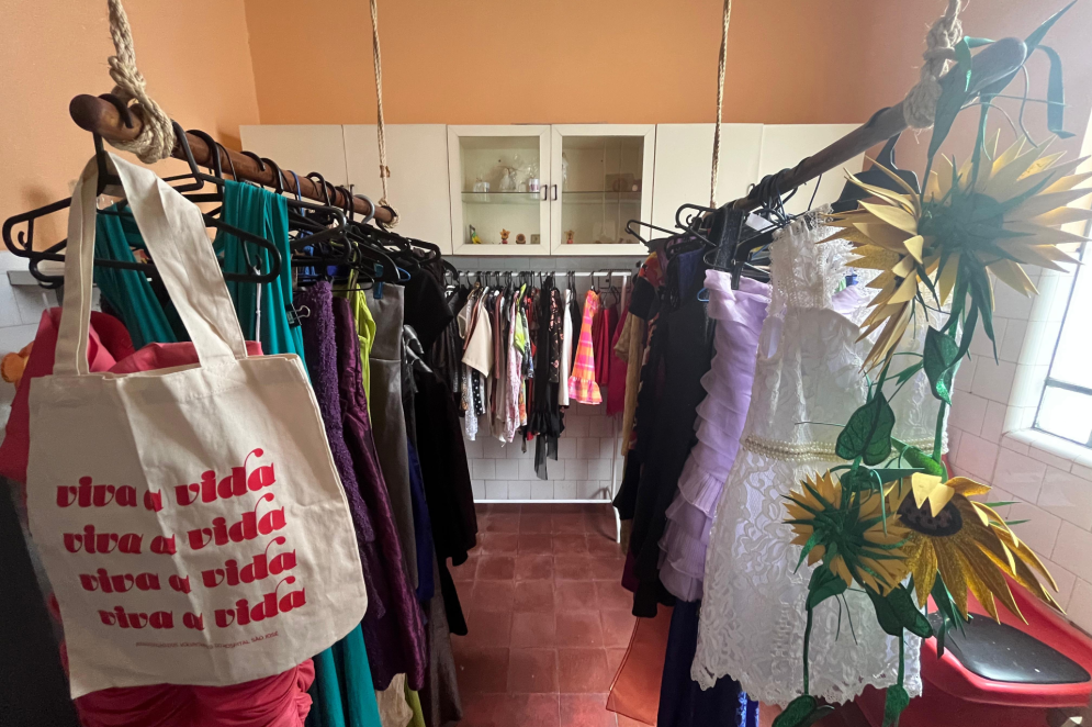 No interior da AVSHJ há várias salas, dentre elas a que funciona como brechó solidário. O movimento é intenso, com clientela diversa. Durante a visita d'O POVO, duas funcionárias do shopping Parangaba, que funciona ao lado, foram até lá garimpar algumas peças(Foto: Karyne Lane/O POVO)