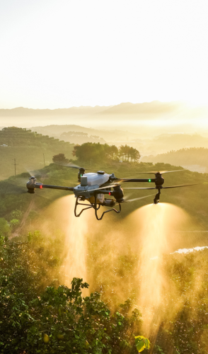ParaTodosVerem: imagem ilustrativa de um drone de agrotóxicos. O objeto aparece despejando jatos de veneno sobre uma plantação verde(Foto: Jacto/Divulgação)