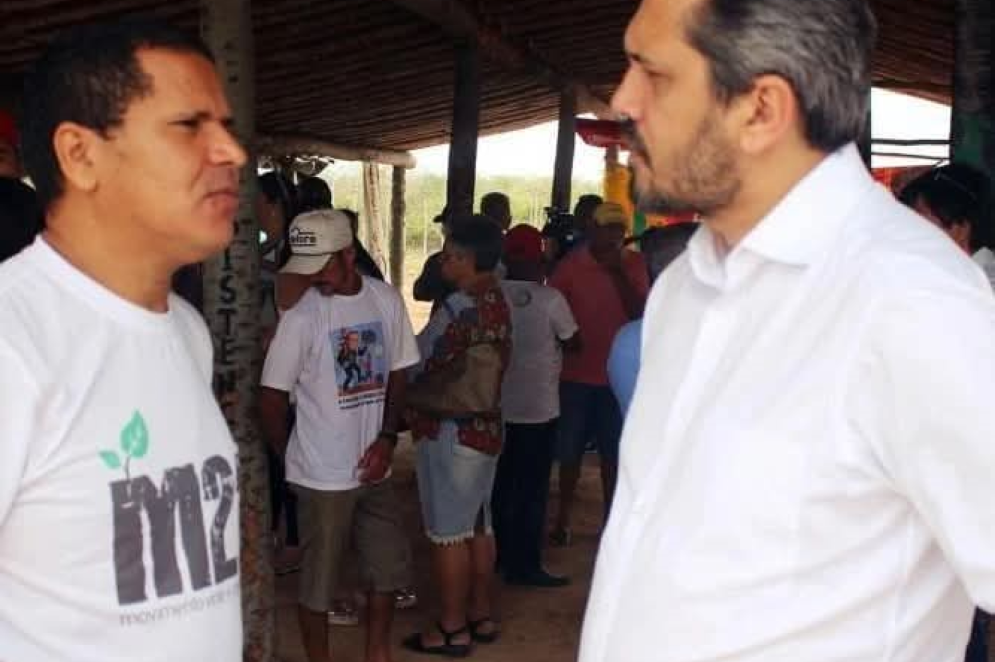 Em 2014, o então deputado Elmano de Freitas era presidente da comissão de direitos humanos da Assembleia Legislativa do Ceará e esteve na Chapada do Apodi, onde dialogou com o historiador e ativista ambiental do Vale do Jaguaribe, Reginaldo Ferreira de Araújo(Foto: Reginaldo Ferreira / Acervo pessoal)