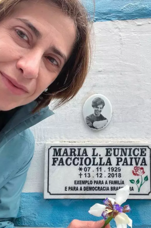 "Fui sozinha agradecer a essa grande brasileira pela honra de tê-la encarnado no cinema. Obrigada, Eunice", escreveu Fernanda no Instagram(Foto: Reprodução/Instagram @oficialfernandatorres)