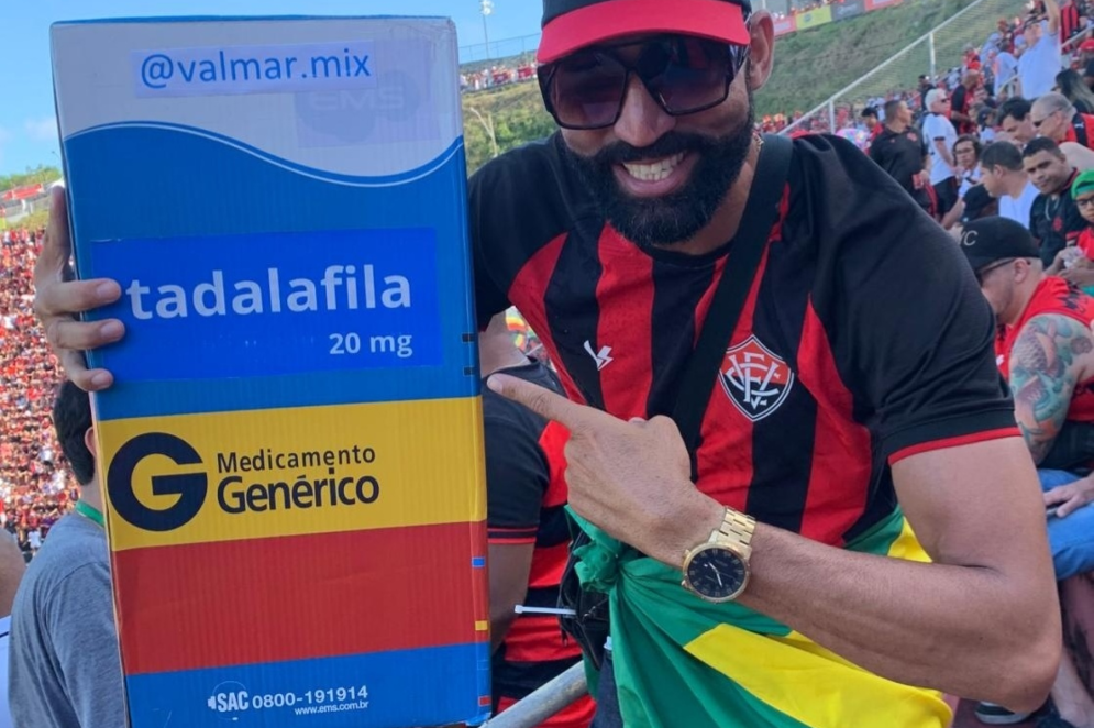 Valmar trabalha com divulgação de promoções em farmácias no interior da Bahia e viralizou nas redes sociais com um vídeo em que faz publicidade da Tadalafila(Foto: Reprodução / Instagram)