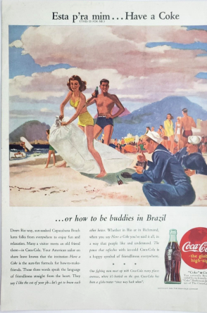 Anúncio do refrigerante Coca-Cola em revista com a praia de Copacabana de fundo diz, em tradução livre, "marinheiro americano na costa sabe que o convite para tomar uma Coca é a fórmula infalível para fazer amigos"(Foto: Reprodução/Ebay/Coca-Cola)