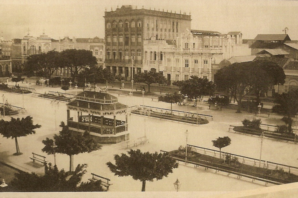 Praça do Ferreira na década de 1920 com coreto no meio e vista do Cine Majestic ao fundo. O primeiro cineteatro da cidade, construído em imponente e luxuoso prédio a pedido do empresário Plácido de Carvalho, sofreu dois incêndios que forçaram seu fechamento. No lugar, foi construído o Edifício Lobrás(Foto: Arquivo Nirez)