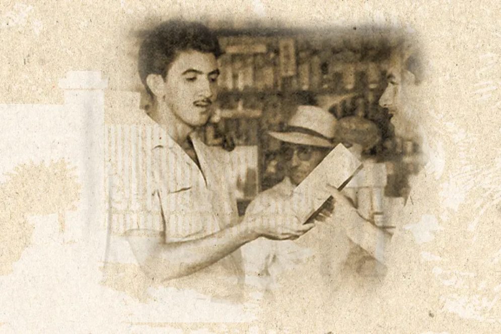 A primeira foto tirada na farmácia, em 1949. O jovem Jourdam atendendo um cliente, com o pai Jonas ao fundo(Foto: Acervo pessoal/Divulgação)