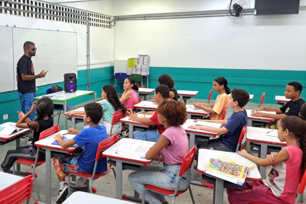 Letras de rap e funk, que abordam vivências próprias da periferia, ajudam o professor Anderson a manter suas turmas engajadas com o conteúdo em sala de aula(Foto: Acervo Pessoal/O POVO)