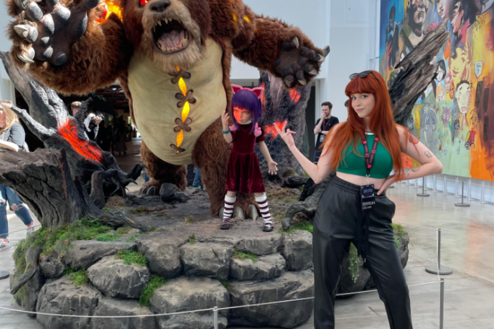ParaTodosVerem: Renata Vermelha posa ao lado de escultura da campeã de League of Legends Annie, a qual está acompanhada de seu ursinho de pelúcia, Tibbers. Imagem foi registrada nos estúdios da Riot Games em Los Angeles, nos Estados Unidos(Foto: Arquivo pessoal)