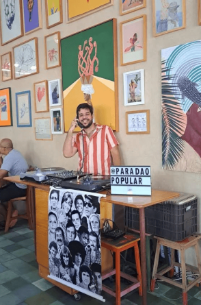 O historiador, DJ e produtor Canuto é criador do Paradão Popular, festa de brega das antigas onde ele toca clássicos direto nos discos de vinil. Na imagem, DJ Canuto anima o restaurante Mar de Rosas(Foto: Wanderson Alves)