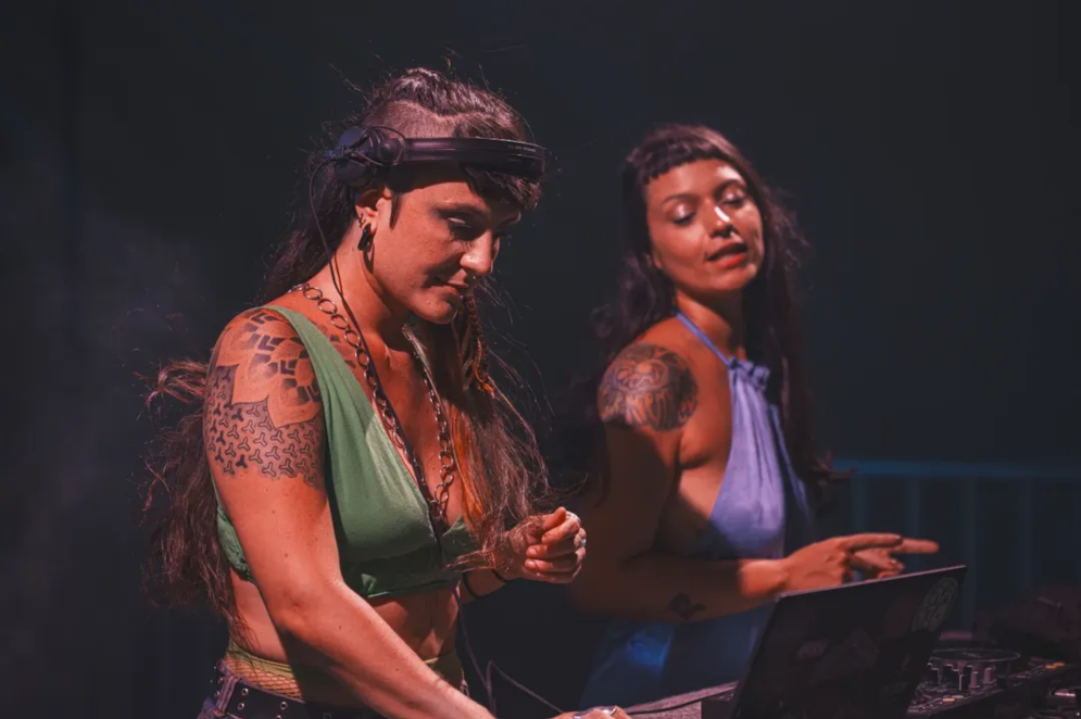 DJs May Villanueva (à esquerda) e Indgri (à direita), do projeto Brega que Pariu, em festa no Complexo Cultural Estação das Artes, no Centro de Fortaleza(Foto: Thiago Matine)