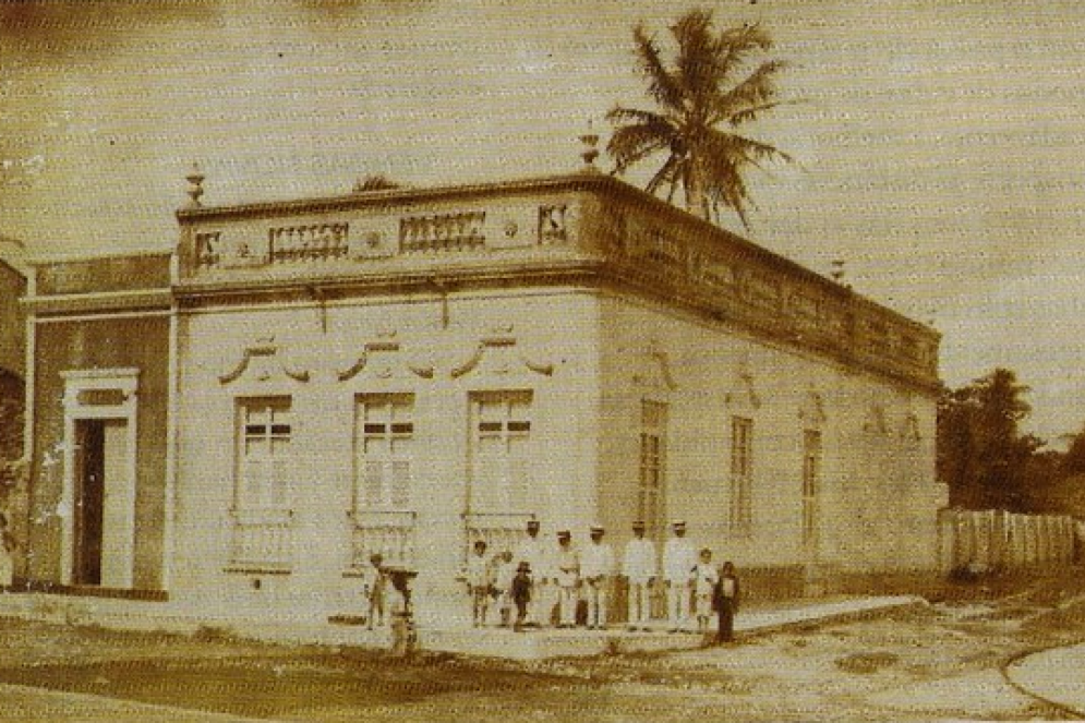 Parangaba, situada nas margens da lagoa do mesmo nome, foi um dos mais antigos povoados do Ceará, o chamado aldeamento indígena de Porangaba (em tupi-guarani, significa "lugar de bela vista" ou "bela vista") que os jesuítas fundaram no século XVI. Durante o império, foi município anexado a Fortaleza com direito a Intendente e Câmara (prédio que hoje encontra-se em ruínas)(Foto: Instituto Amanaiara)