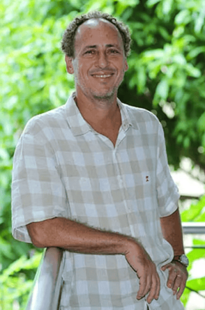 O psicólogo Márcio Acselrad é professor e coordenador do Laboratório do Humor e do Riso (Labgraça), projeto da Universidade de Fortaleza (Unifor)(Foto: Ares Soares/Unifor)