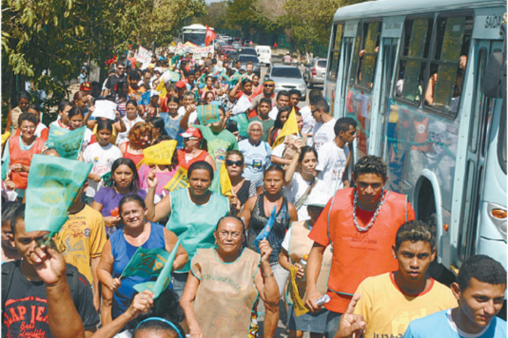 ParaTodosVerem: pessoas protestam devido à exclusão do Lagamar das Zeis Prioritárias de Fortaleza, em 2009(Foto: OPOVODOC)