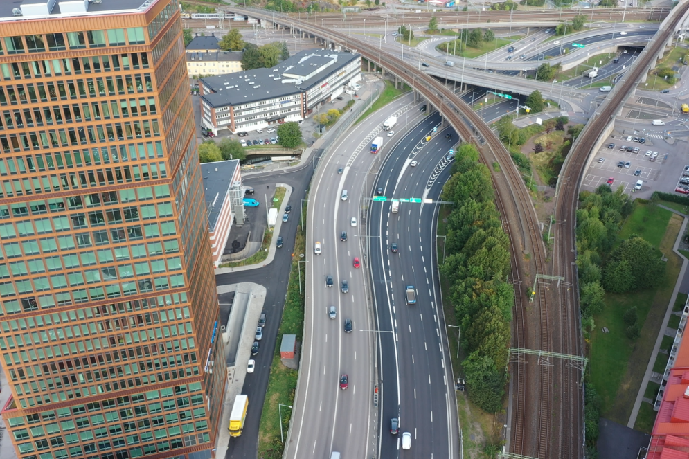 Vista na direção norte sobre o trevo de Olskroksmotet, onde as rotas europeias E6, E20 e as ruas locais se encontram na Suécia(Foto: WSP Trafik / Wikicommons)