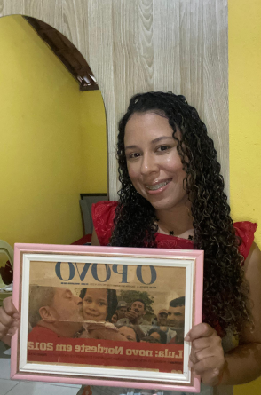 A jovem Taynara da Silva, 18 anos, mora na zona rural de Missão Velha, no Cariri, e guarda com carinho uma edição do jornal O POVO de 2010, quando tinha cinco anos e foi fotografada ao lado do presidente Lula(Foto: Taynara da Silva/Acervo pessoal)
