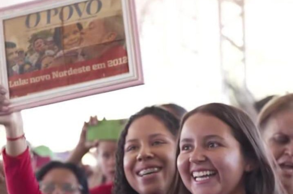 Apesar de não ter conseguido reproduzir a foto de infância na capa do O POVO, Taynara conseguiu que Lula visse o quadro e apareceu nos vídeos publicados no perfil oficial do presidente(Foto: Reprodução de vídeo/Imagens de Ricardo Stuckert)