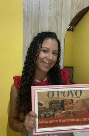 A jovem Taynara da Silva, 20 anos, mora na zona rural de Missão Velha, no Cariri, e guarda com carinho uma edição do jornal O POVO de 2010, quando tinha cinco anos e foi fotografada ao lado do presidente Lula(Foto: Taynara da Silva/Acervo pessoal)