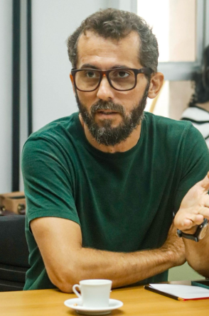 Além de arquiteto e urbanista, o conselheiro estadual do CAU/CE, Rérisson Máximo, é técnico em edificações pelo IFCE, onde atua como professor do eixo de infraestrutura, construção civil e meio ambiente(Foto: Rérisson Máximo/Acervo pessoal)