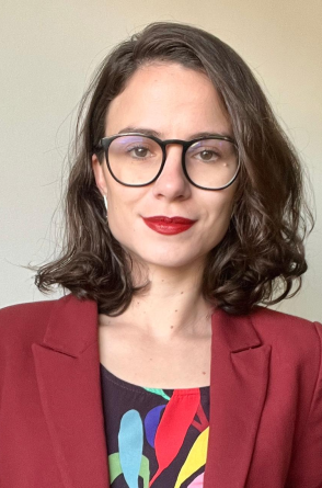 A arquiteta e urbanista Jeanne Versari é conselheira federal pelo Paraná no Conselho de Arquitetura e Urbanismo do Brasil (CAU/BR), onde também atua como coordenadora da Câmara Temática de Assistência Técnica de Habitação de Interesse Social (Athis). Versari ainda é pesquisadora do Laboratório de Habitação e Assentamentos Humanos (Labhab), da FAU/USP(Foto: Jeanne Versari/Acervo pessoal)