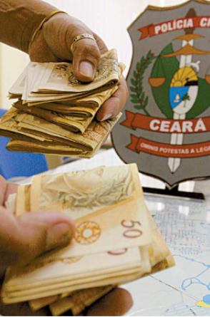 Na casa do ex-vigilante Deusimar Neves Queiroz, a polícia apreendeu mais de R$ 13 mil(Foto: Chico Gadelha)