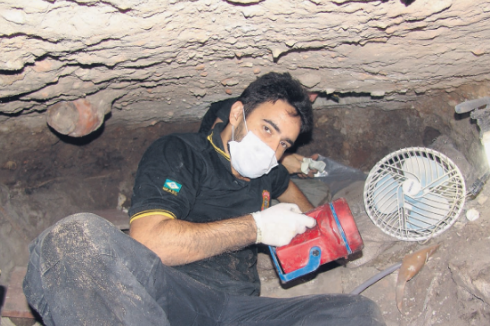 Em 8 de agosto de 2005, policiais federais entraram no túnel cavado pelo bando que levou R$ 164,7 milhões do BC(Foto: Reprodução/Polícia Federal)