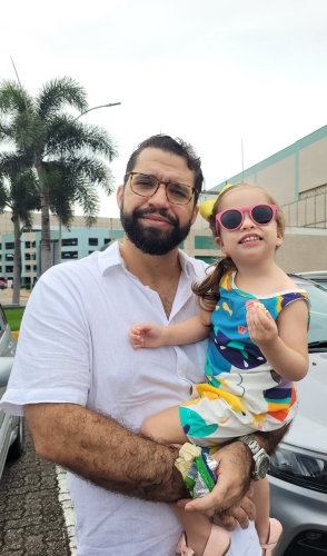 Com disposição sincera, Claudio Sena mergulha na experiência que é ser pai da pequena Alice(Foto: Arquivo pessoal)