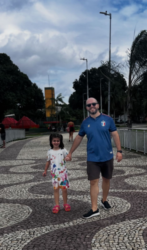 O jornalista Marcelo Bloc caminha com sua filha, Luiza Bloc(Foto: Arquivo pessoal)