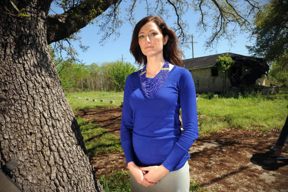 ParaTodosVerem: Lori Peek é professora do Departamento de Sociologia e também diretora do Centro de Riscos Naturais do Instituto de Ciências Comportamentais da Universidade do Colorado. Ela é uma mulher branca, de cabelos castanhos na altura dos ombros e está usando uma blusa azul de mangas compridas. (Foto: Arquivo Pessoal )