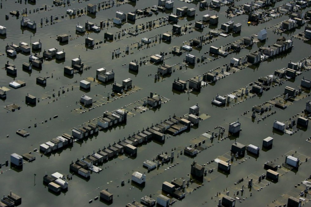 ParaTodosVerem: As águas da enchente causada pelo furacão Katrina cobrem um cemitério em 30 de agosto de 2005, em Nova Orleans(Foto: Vincent Laforet / AFP)
