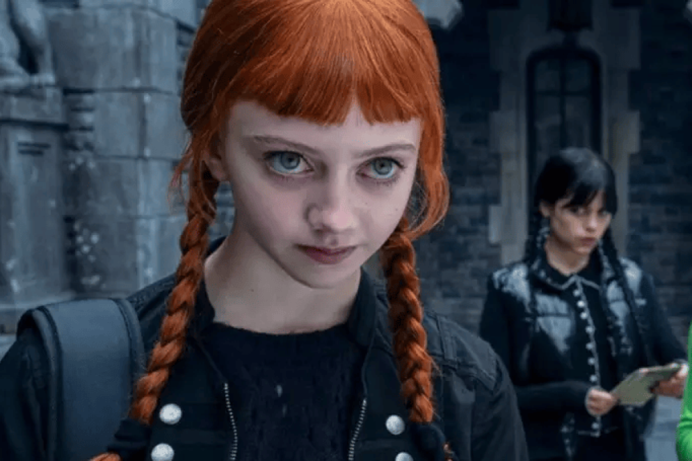 A personagem Agnes Demille é interpretada pela atriz Evie Templeton na segunda temporada de "Wandinha"(Foto: Divulgação/Netflix)